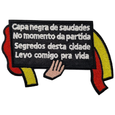 Emblema bordado com texto em português e desenho de mão em fundo preto com detalhes vermelhos e amarelos