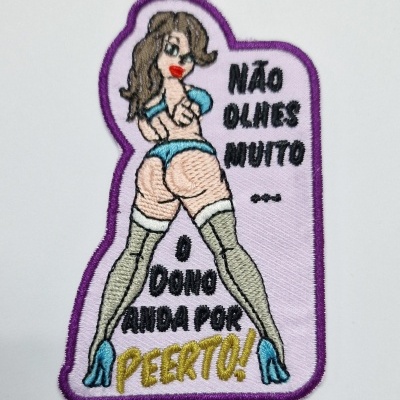 Emblema bordado com mulher e texto humorístico em português
