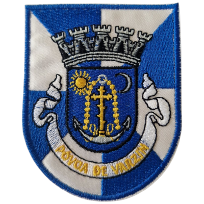 Emblema bordado com brasão azul, sol, lua, cruz e âncoras