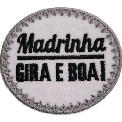Emblema bordado redondo com texto Madrinha GIRA E BOA! em preto