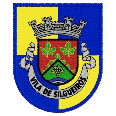 Escudo bordado com fundo amarelo e azul e texto VILA DE SILQUEIROS
