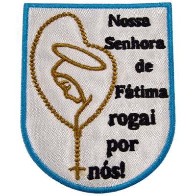 Patch bordado com imagem de Nossa Senhora de Fátima e texto religioso.