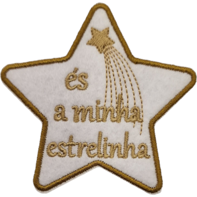 Patch em forma de estrela branca com bordas e texto dourados
