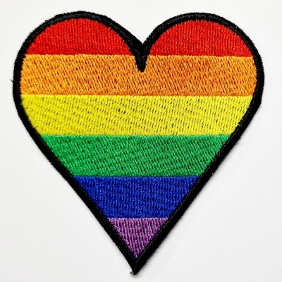 Emblema em forma de coração com listras do arco-íris
