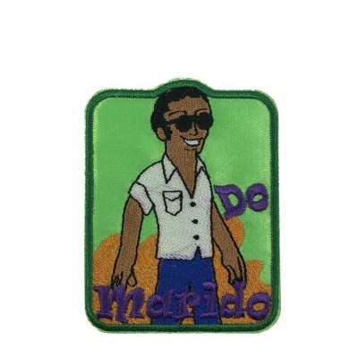 Pach bordado de homem com camisa branca e calças azuis, texto 'Do Marido'