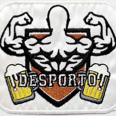 Patch bordado de corpo musculado, canecas de cerveja e texto DESPORTO