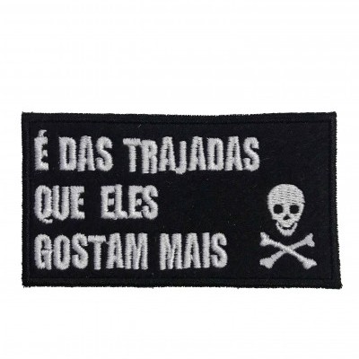 Patch preto bordado com texto branco e caveira com ossos cruzados
