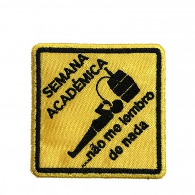 Emblema quadrado amarelo com texto e imagem em preto