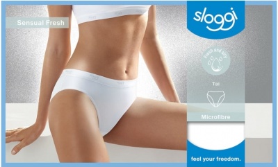 Roupa interior branca feminina tipo tanga microfibra Sloggi num fundo claro com modelo feminino