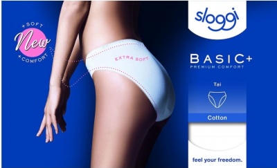 Modelo com cueca branca Sloggi Basic+ Tai Cotton sobre fundo azul com embalagem visível