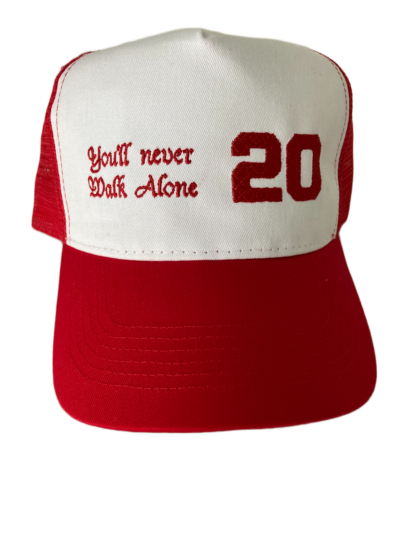 BONÉ TRUCKER JOTA20 Boné branco e vermelho com texto 'You'll never Walk Alone' e número 20 bordados.