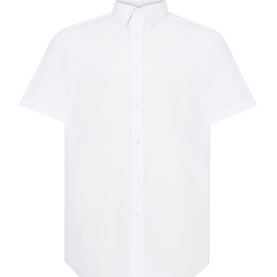 Camisa branca de algodão de manga curta com gola clássica e botões na frente.