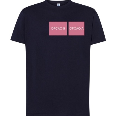 T-shirt preta com dois quadrados cor-de-rosa no peito com textos brancos