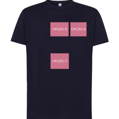 T-shirt preta com quadrados rosa e texto branco na frente