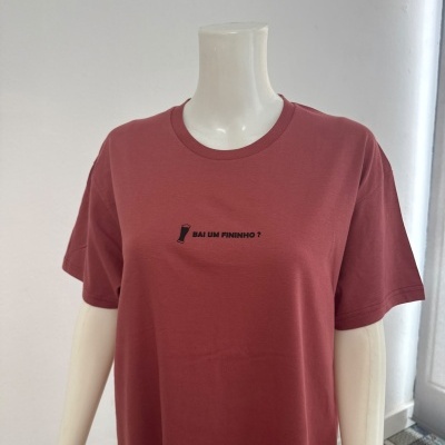 T-shirt vermelha com texto BAI UM FININHO ? e ícone de copo de cerveja no centro em manequim branco