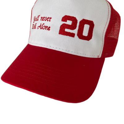 Boné branco e vermelho com texto e número bordados