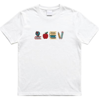 T-shirt branca com estampa de globo, maçã, livros e lápis coloridos