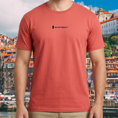 T-shirt coral com texto preto BAI UM FININHO ? e ícone de copo, num cenário urbano colorido.