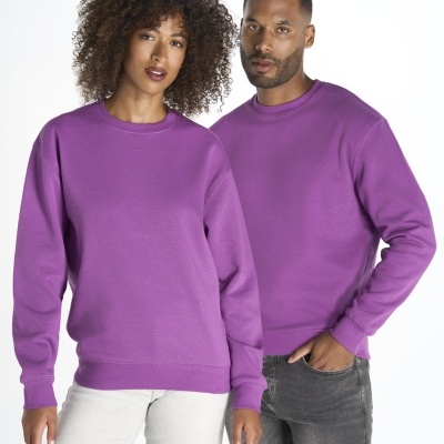 Duas pessoas vestindo sweatshirts roxas básicas, fundo branco.