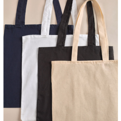 Quatro sacos de pano reutilizáveis em azul marinho, branco, preto e natural sobre superfície bege