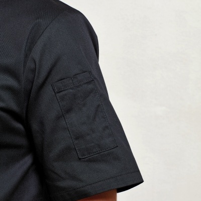 Braço com t-shirt preta de manga curta com bolso quadrado no braço