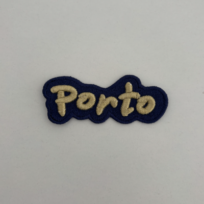Aplicação bordada com texto Porto em bege e fundo azul escuro