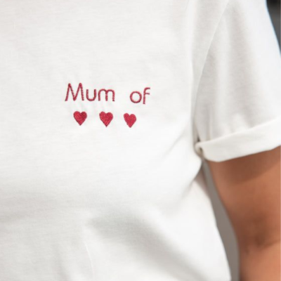 T-shirt branca com bordado vermelho e três corações