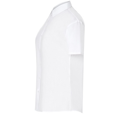 Camisa branca de manga curta vista de perfil