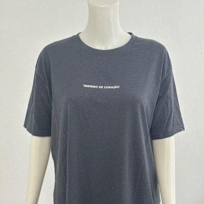 T-shirt cinzenta escura com texto branco TRIPEIRO DE CORAÇÃO num manequim