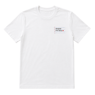 T-shirt branca com texto Obrigada Prof. Teresa e coração vermelho no peito