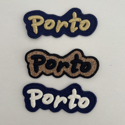 Três patches bordados com a palavra 'Porto' em várias cores