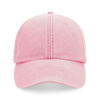 Boné de beisebol rosa em tecido sobre fundo branco