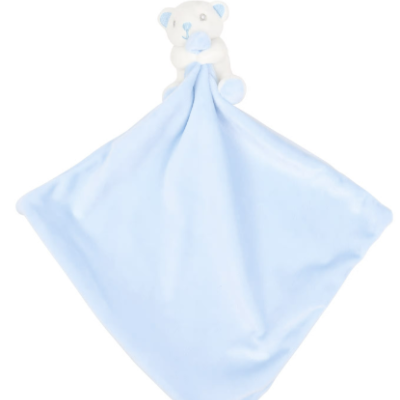 Manta azul clara com cabeça de urso branco de peluche num dos cantos