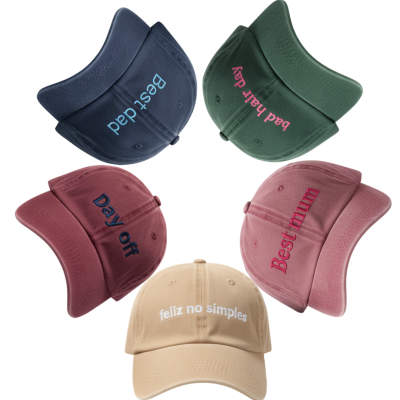 Conjunto de cinco bonés coloridos com textos bordados