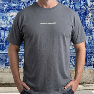 T-shirt cinzenta com texto branco TRIPEIRO DE CORAÇÃO