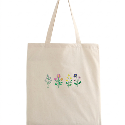 Mala tote bege com flores coloridas desenhadas