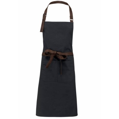 Avental preto com alças e cinto marrons, bolso frontal, fundo branco