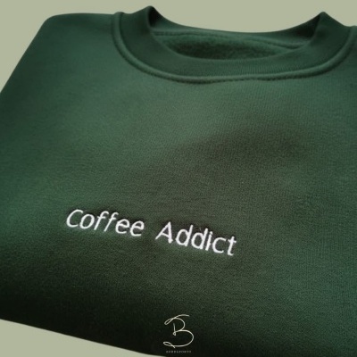 Sweatshirt verde escuro com texto bordado Coffee Addict