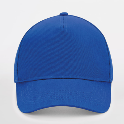 Boné azul royal com aba curva sobre fundo branco