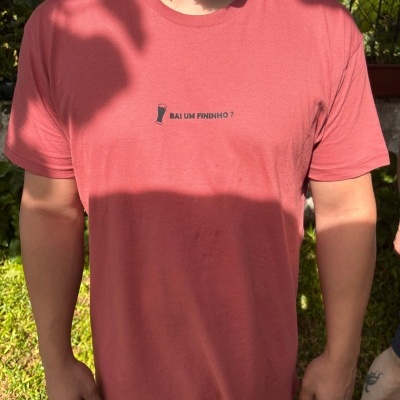 T-shirt rosa com texto e copo de cerveja em fundo exterior