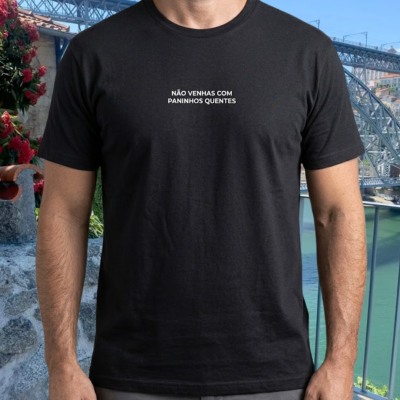 T-shirt preta com texto branco NÃO VENHAS COM PANINHOS QUENTES