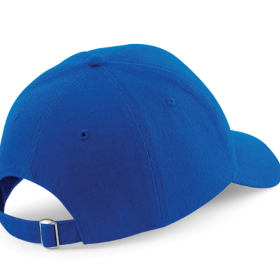 Boné azul com fecho metálico ajustável visto de trás