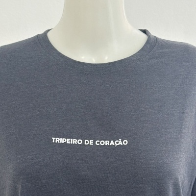 T-shirt cinza escuro com texto branco TRIPEIRO DE CORAÇÃO