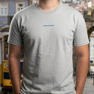 Camiseta cinzenta clara com texto azul À MODA DO PORTO no peito