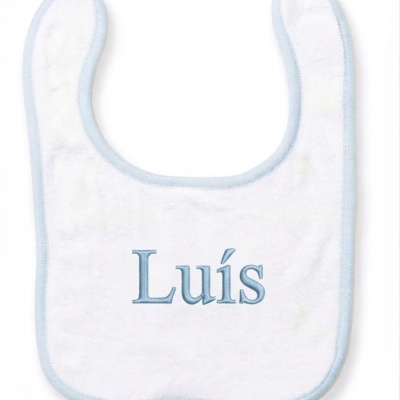 Babete branco com borda azul clara e nome Luís bordado