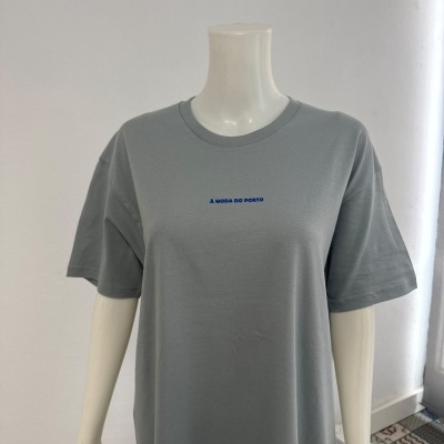 T-shirt cinzenta com texto azul À MODA DO PORTO num manequim branco