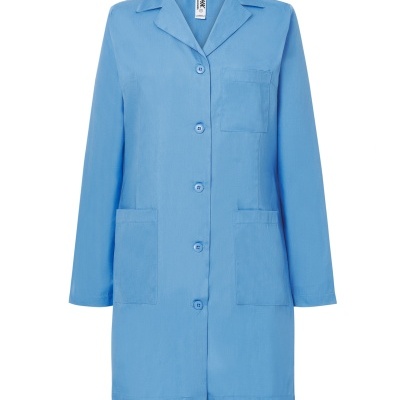 Blazer azul claro com botões e três bolsos.