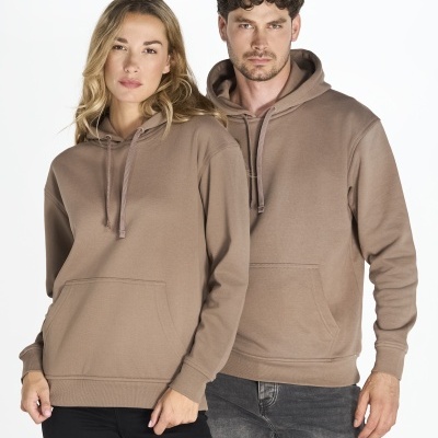 Dois modelos com sweatshirts castanhas de algodão com capuz e bolso canguru.