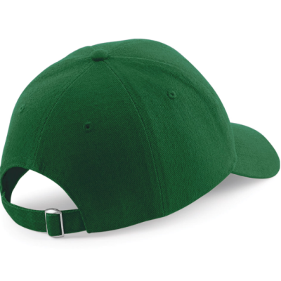 Boné verde escuro com pala curva e ajuste traseiro em fundo branco