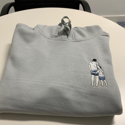 sweatshirt cinzenta com bordado de homem adulto e criança de costas